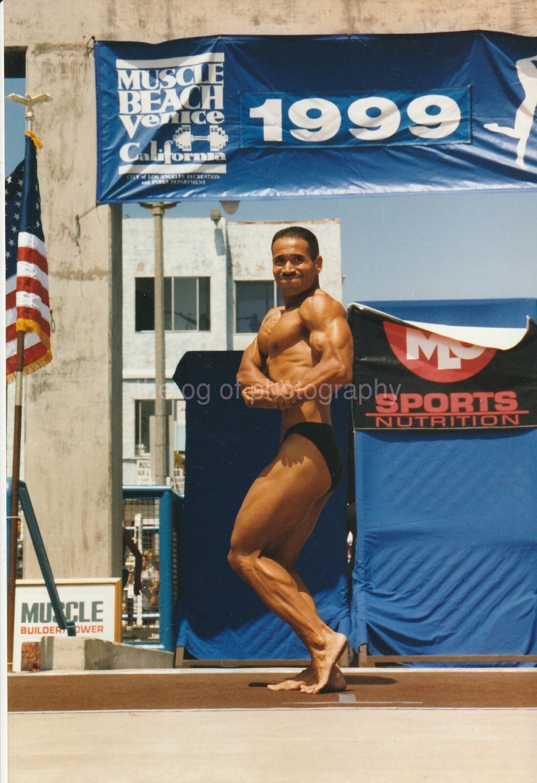 Muscle Man VENICE BEACH Found Photo Poster painting Photo Poster paintingGRAPHER GENE MOZEE Bodybuilding 92 4 V