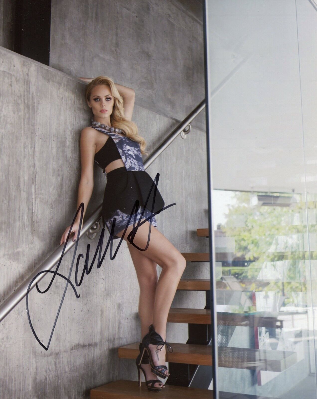 ~~ LAURA VANDERVOORT Authentic Hand-Signed SEXY - SuperGirl