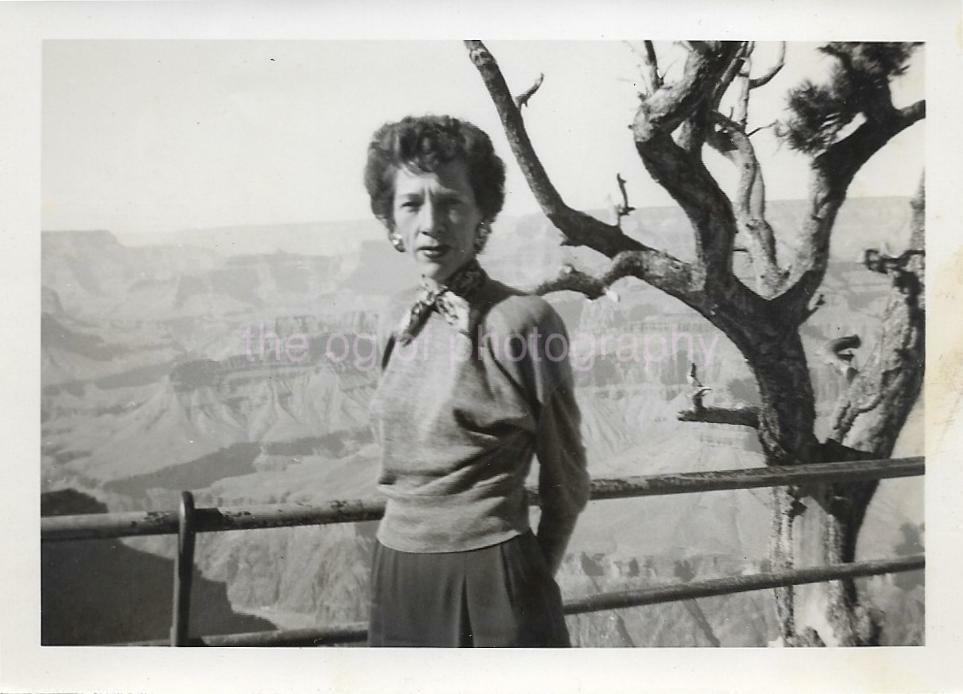 OUTDOOR TYPE Woman 1950's VINTAGE FOUND Photo Poster painting bw GRAND CANYON Snapshot 99 3 A