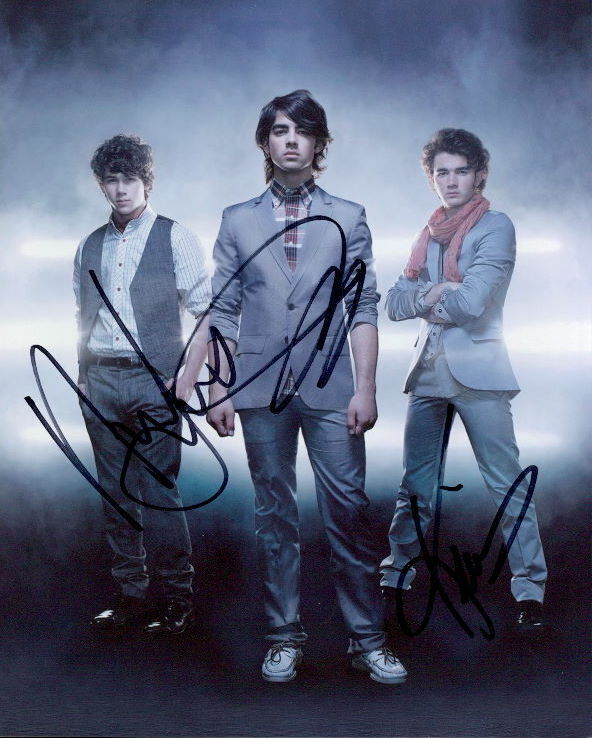 Jonas Brothers (Kevin, Joe & Nick) in-person signed 8x10 Photo Poster painting