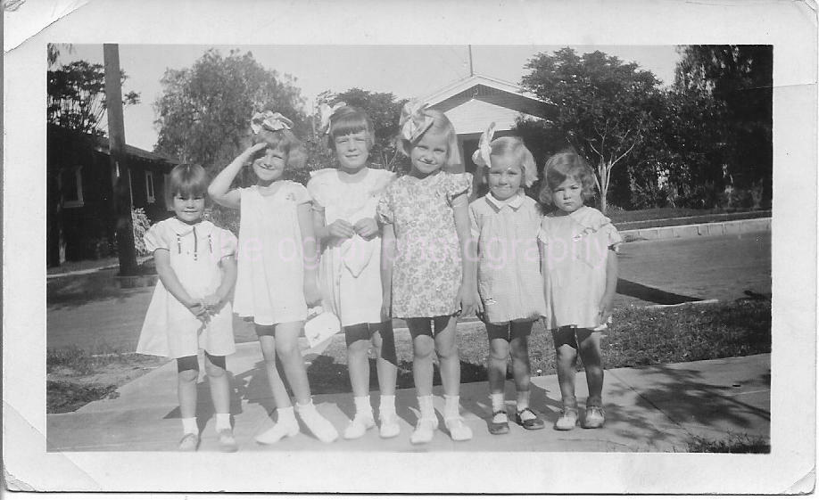 YOUNG GIRLS IN THE SUN Vintage FOUND Photo Poster paintingGRAPH bw Original Portrait 14 1 Y