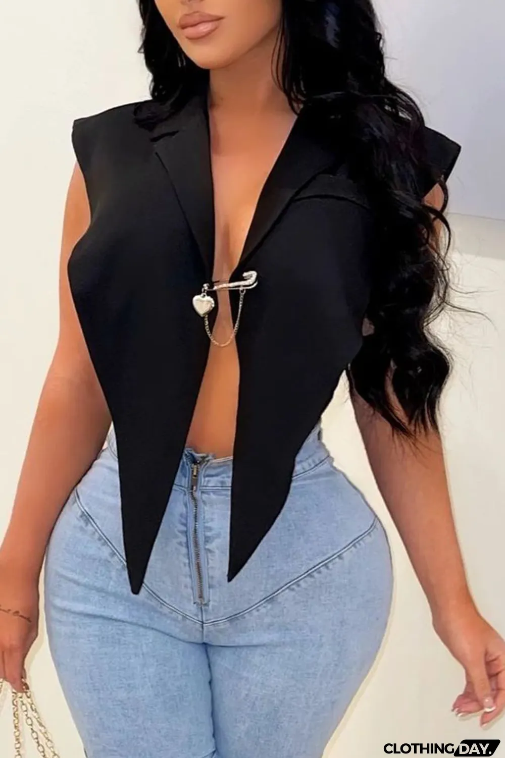 White Sexy Solid Split Joint Turndown Collar Tops (With a brooch)