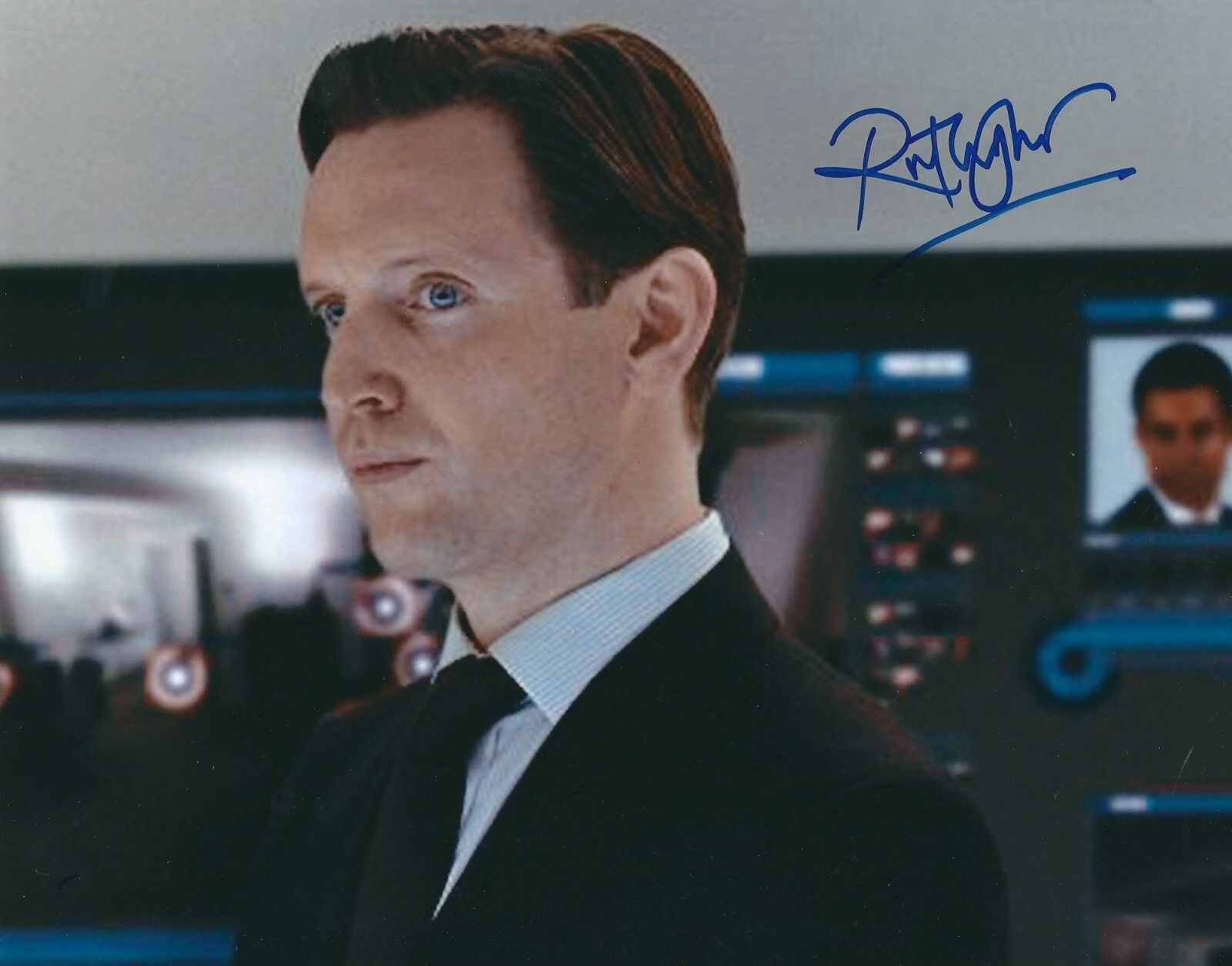 RUFUS WRIGHT SIGNED 007 JAMES BOND QUANTUM OF SOLACE 8x10 Photo Poster paintingGRAPH - UACC RD