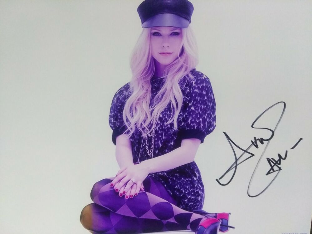 Avril Lavigne signed 8x10