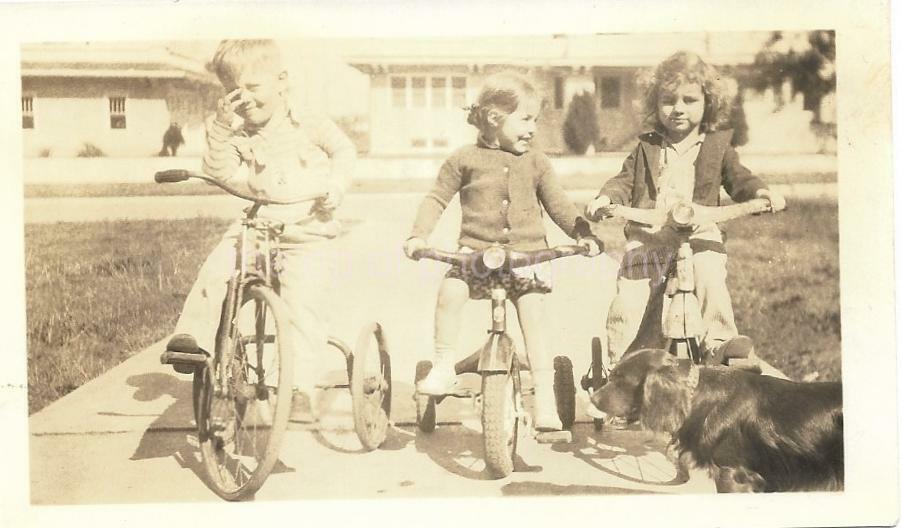 Found Photo Poster paintingGRAPH Original BIKE KIDS Snapshot Children VINTAGE 21 43 Y