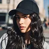 Perruque casquette de baseball 2 en 1 aux cheveux boucl&eacute;s