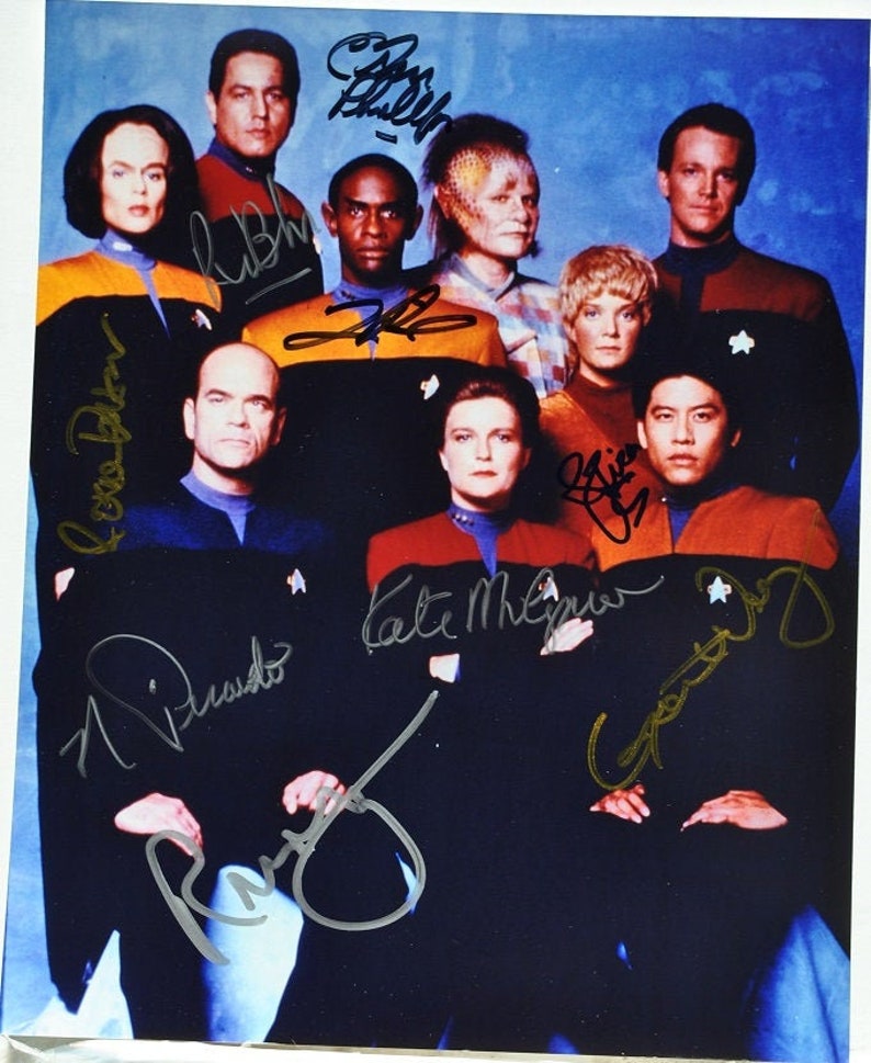 STAR TREK VOYAGER Cast Signed Photo Poster painting X9 Kate Mulgrew, Robert Beltran, Tim Russ, Robert McNeill, Garrett Wang, Roxann Dawson ++++ wcoa