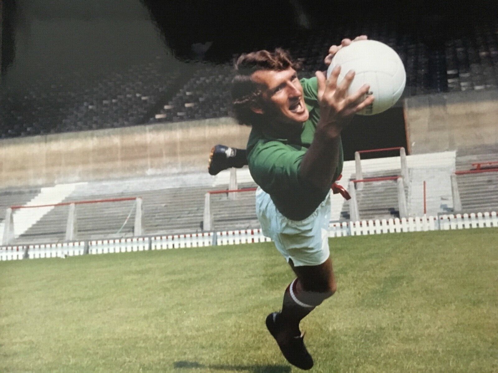 ALEX STEPNEY - MANCHESTER UNITED LEGEND - EXCELLENT UNSIGNED Photo Poster paintingGRAPH