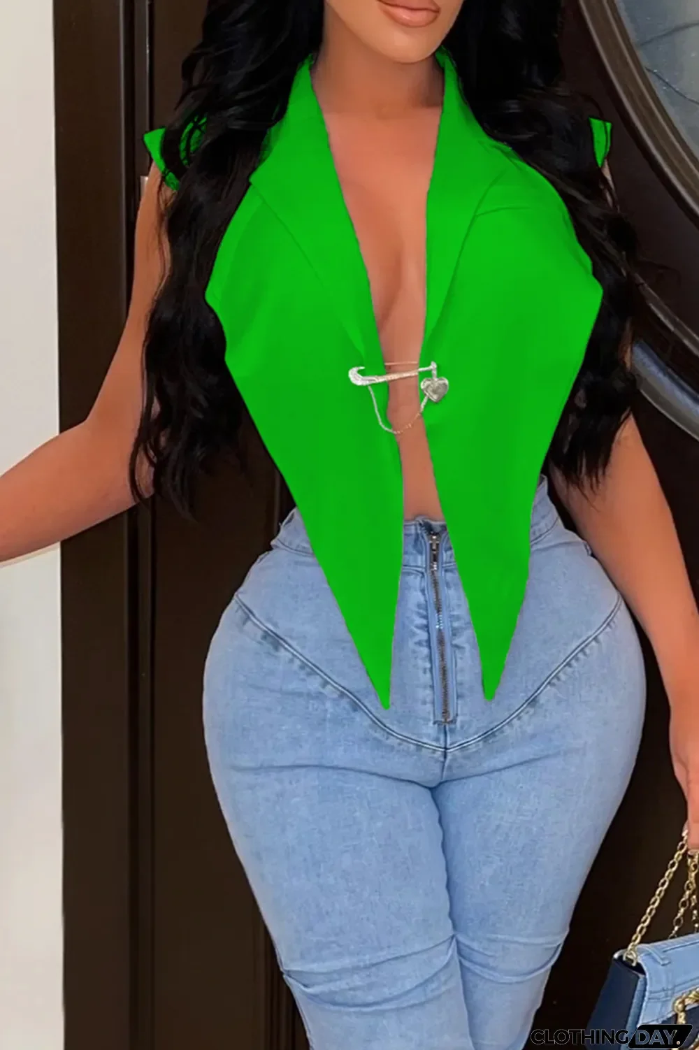 White Sexy Solid Split Joint Turndown Collar Tops (With a brooch)