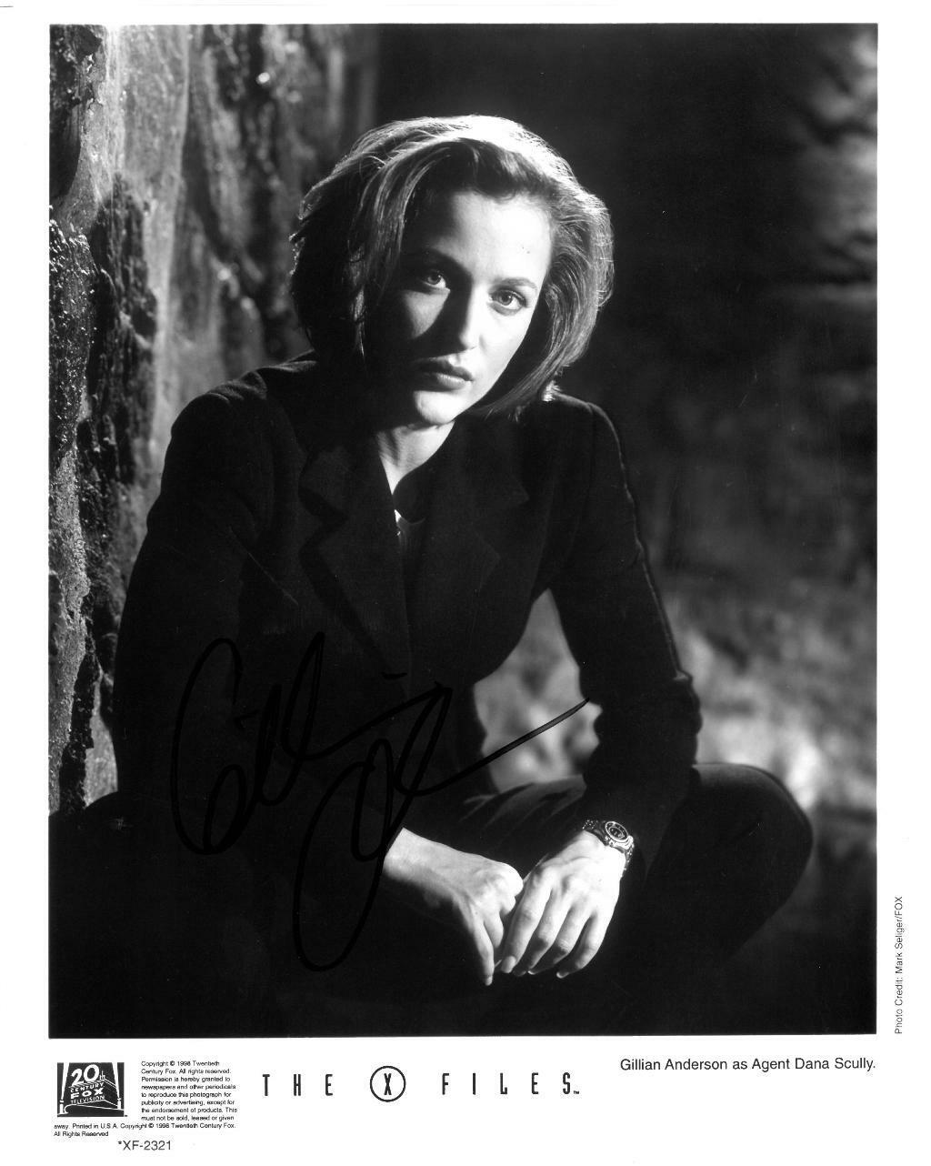 Gillian Anderson Signed X Files Autographed 8x10 B/W Photo Poster painting PSA/DNA #AG85343