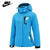 NIKE&reg; női sz&eacute;l- &eacute;s v&iacute;z&aacute;ll&oacute; kab&aacute;t l&eacute;g&aacute;teresztő GORE-TEX&reg; membr&aacute;nnal a meleg &eacute;s k&eacute;nyelmes viselet&eacute;rt.