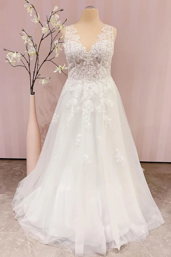 Sleeveless V-neck A-Line Backless Floor-length Wedding Dress With Appliques Lace