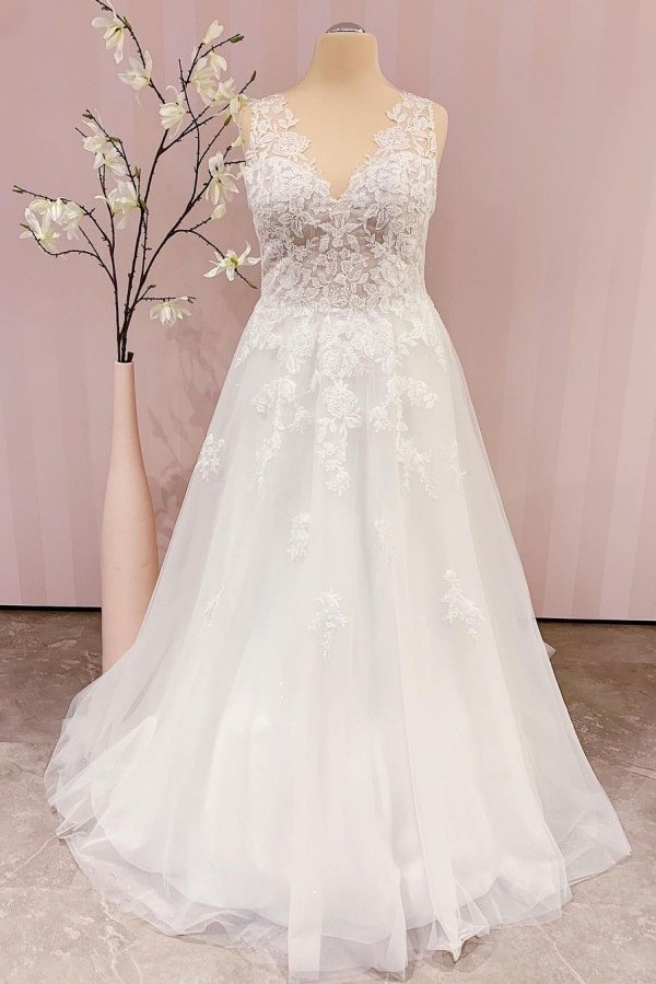 Stylish A-Line Backless Floor-length V-neck Wedding Dress With Appliques Lace | Ballbellas Ballbellas