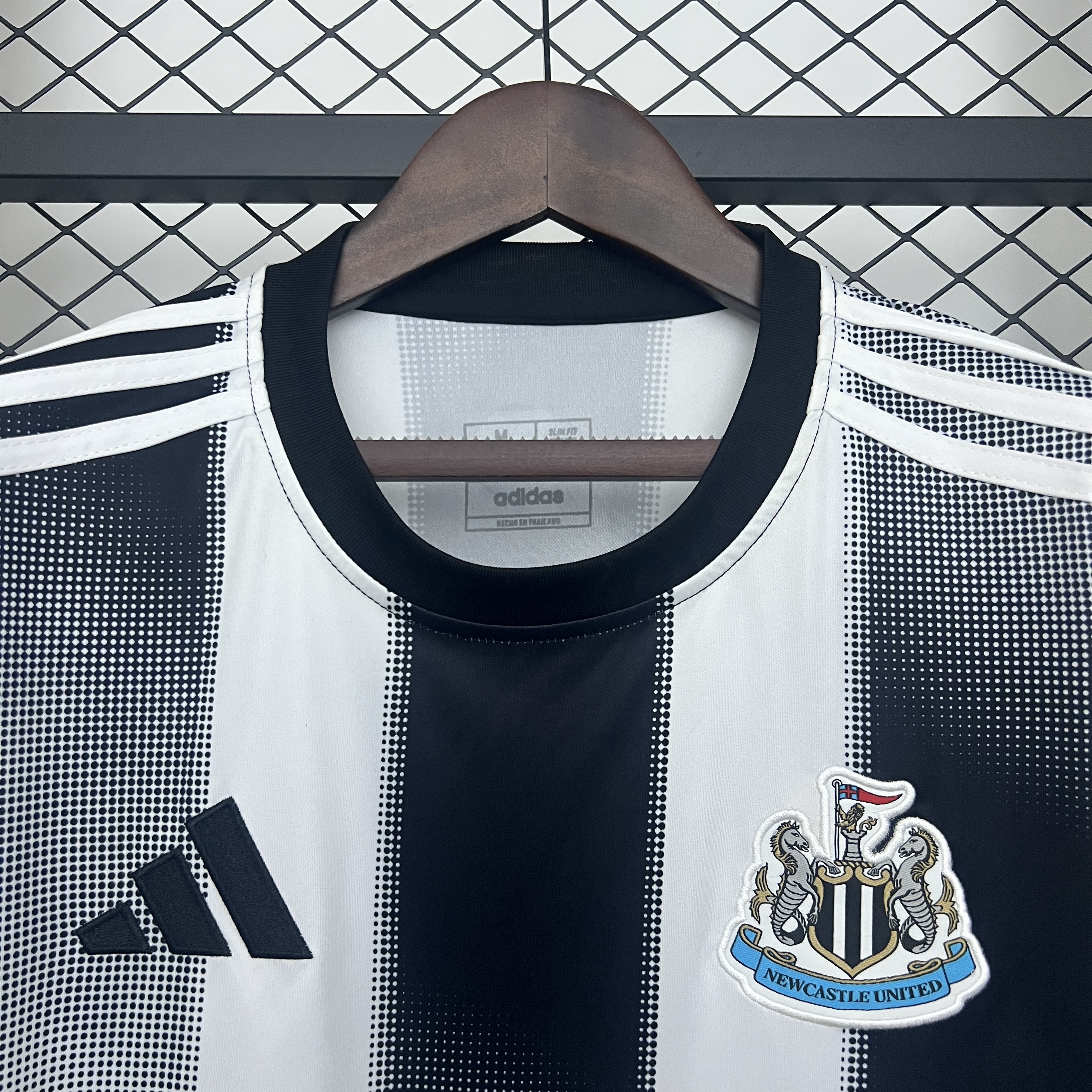 25/26 Newcastle United Home Football Shirt 1:1 Thai Quality
