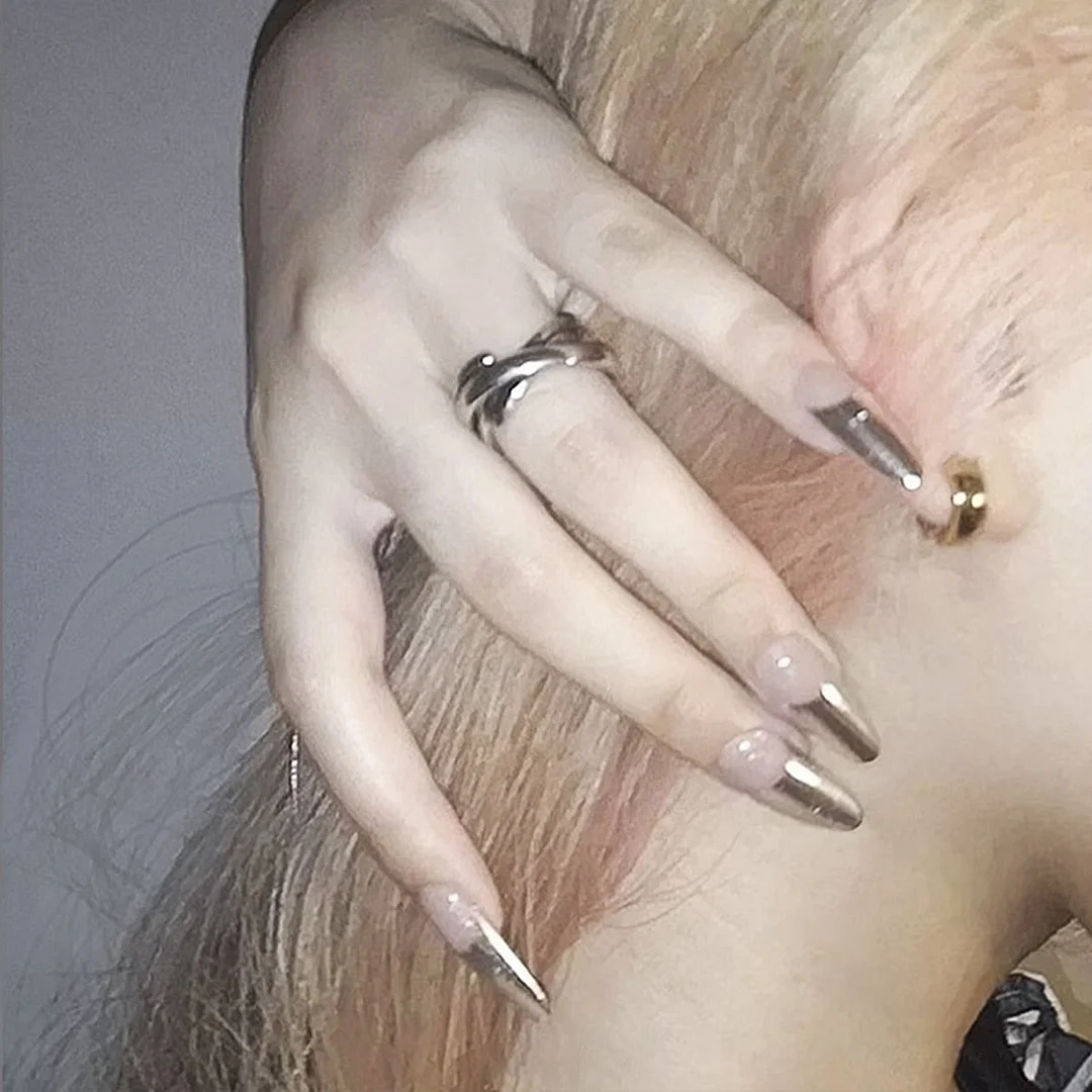 French Mordern stylish Elegant Gold Sliver Edge Line Wearable False Nails-Nail Inspo