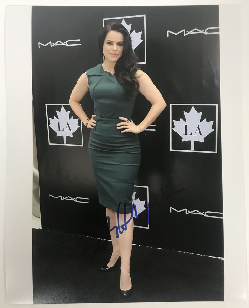 Emily Hampshire Signed Autographed Glossy 8x10 Photo Poster painting - COA Matching Holograms