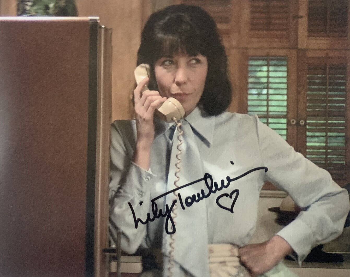 LILY TOMLIN HAND SIGNED 8x10 Photo Poster painting COMEDY ACTRESS AUTHENTIC AUTOGRAPH RARE COA