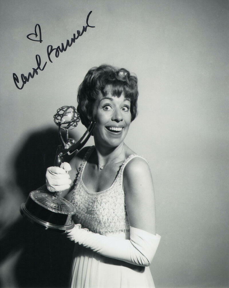 CAROL BURNETT SIGNED AUTOGRAPH 8X10 Photo Poster painting - HOLDING HER EMMY, HOLLYWOOD LEGEND