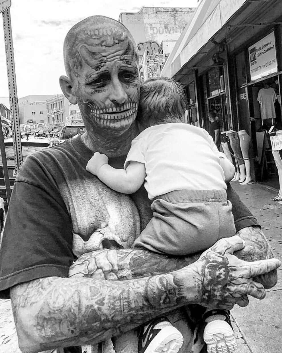 TATTOO MAN WITH CHILD 8X10 Photo Poster painting PICTURE