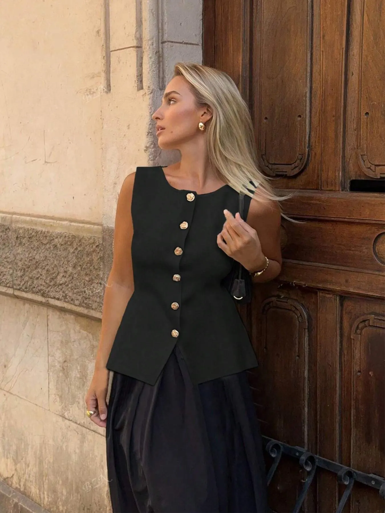 Women's Plain Metal Button Design Elegant Fitted Sweater Vest, Casual Sleeveless Round Neck Knit Top for Spring, Fashion Women's Knitwear for Daily Wear Women's Plain Metal Button Design Elegant Fitted Sweater Vest, Casual Sleeveless Round Neck Knit Top for Spring, Fashion Women's Knitwear for Daily Wear
