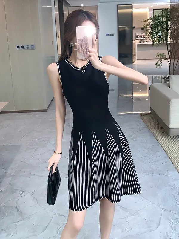 Uveng Real-Life French Style Sleeveless Knitted Dress A-Shaped Skirt With A Slim Waistcoat In Summer