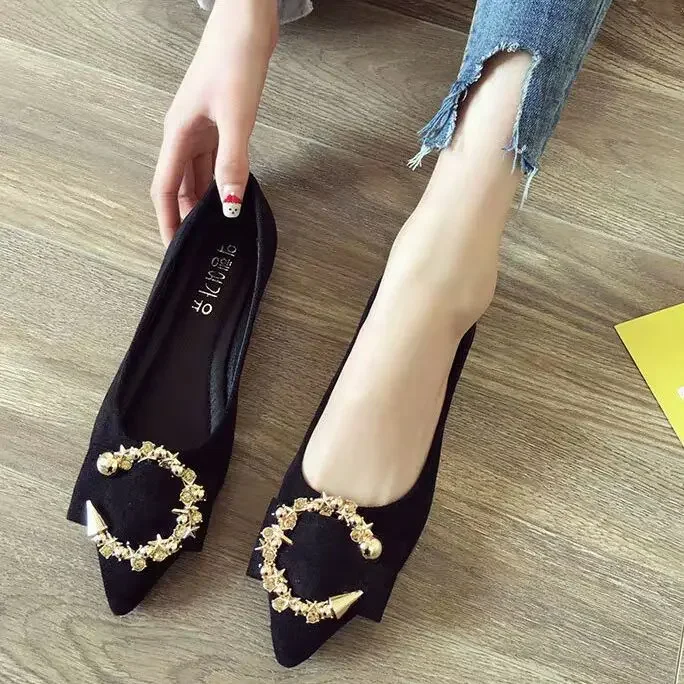 Zhungei Mujer 2023 Spring New Pointy Flat Sole Single Shoe Women Metal Decoration Casual Women Shoe Set Foot Bean Shoe Wholesale