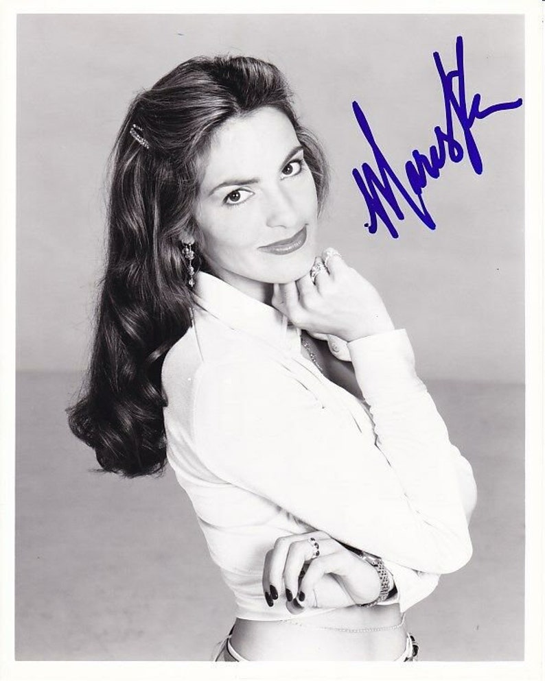 Mariska hargitay signed autographed cant hurry love didi original press Photo Poster painting