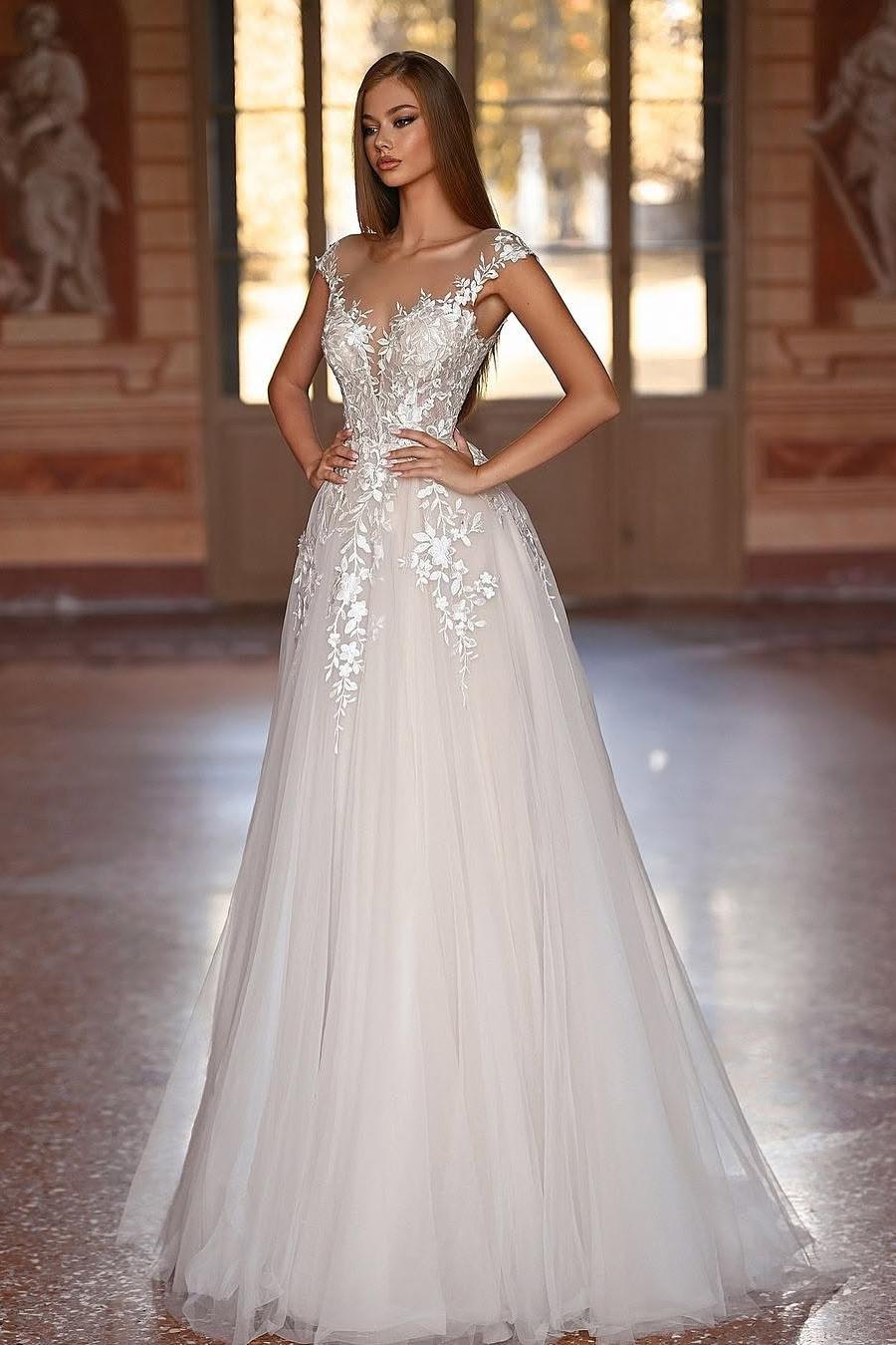 Lussooy Stunnning Spaghetti Strap Sleeveless White Tulle Applique Wedding Dress with Pleated  