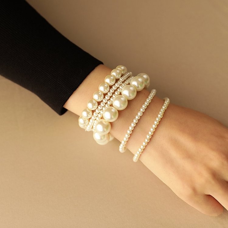 Different sizes of pearl bracelet set