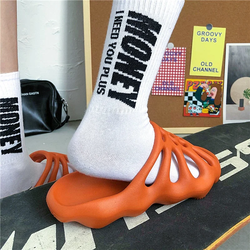 Hollow Thick-Soled Slippers Women 2021 Summer Men Fashion Beach Slippers Soft EVA Indoor Non-Slip Slippers Open-Toed Flip-Flops