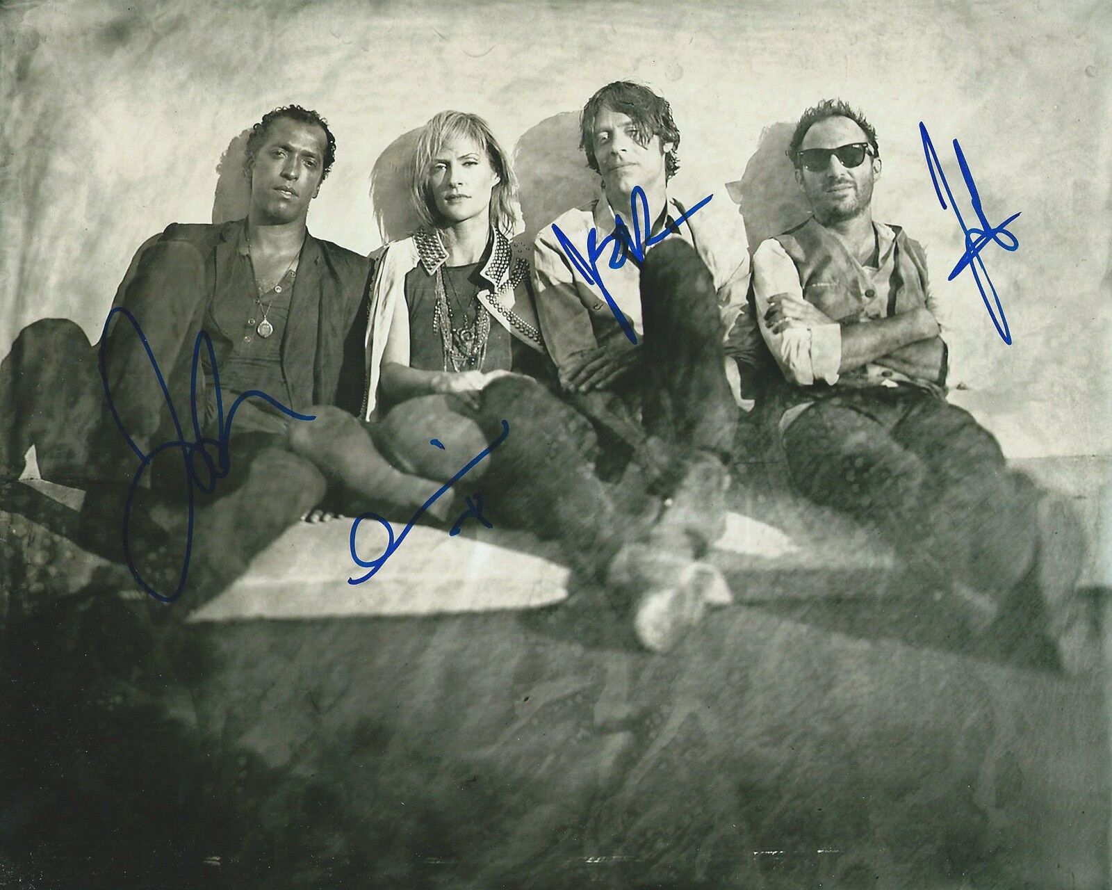 **GFA Canadian Rock Band *METRIC (BAND)* Signed 8x10 Photo Poster painting AD2 COA**