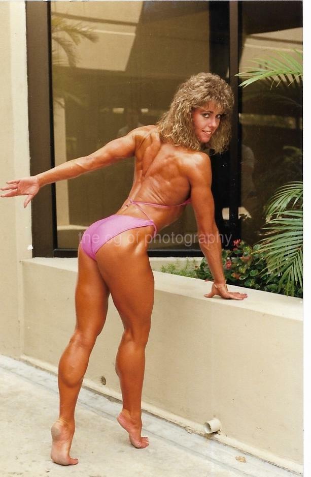 Very Pretty Woman FOUND Photo Poster painting Color MUSCLE GIRL Original EN 21 54 ZZ