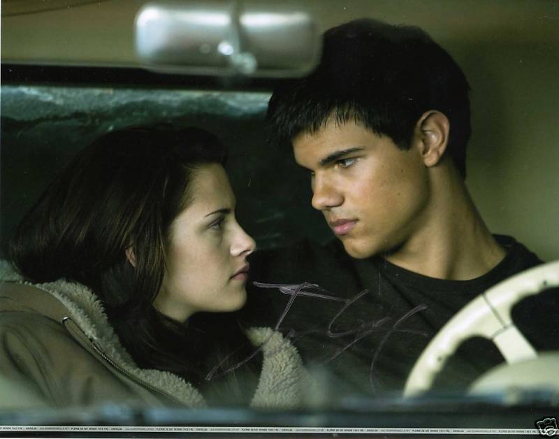 TAYLOR LAUTNER NEW MOON WOLFPACK SIGNED 8X10 PICTURE