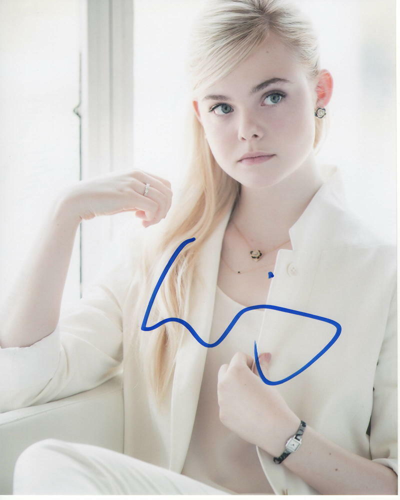 ELLE FANNING SIGNED AUTOGRAPH 8X10 Photo Poster painting - MALEFICENT MISTRESS OF EVIL, SEXY