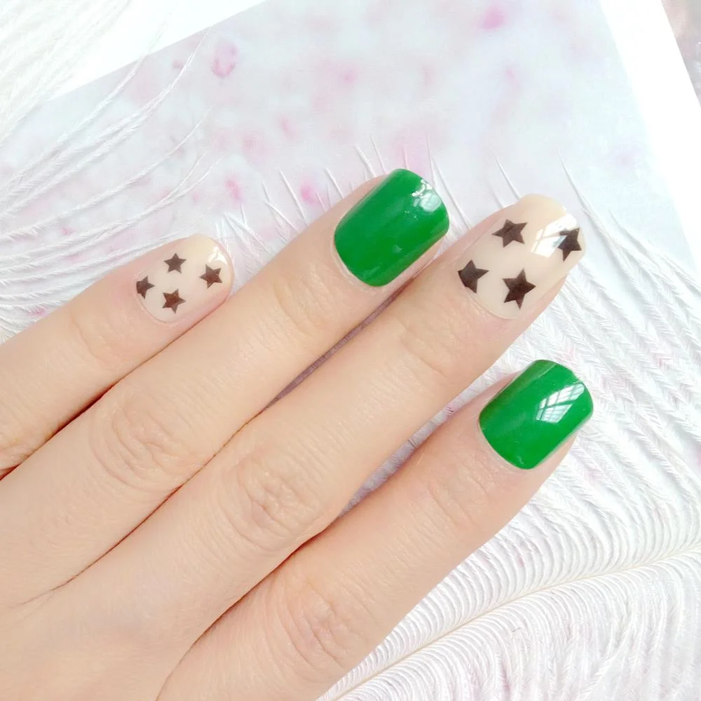 24Pcs Artificial Short Fake Nails 3D Holographic Sequins False Nails With Design DIY Full Cover Finger Tips Manicure Tools-Nail Inspo