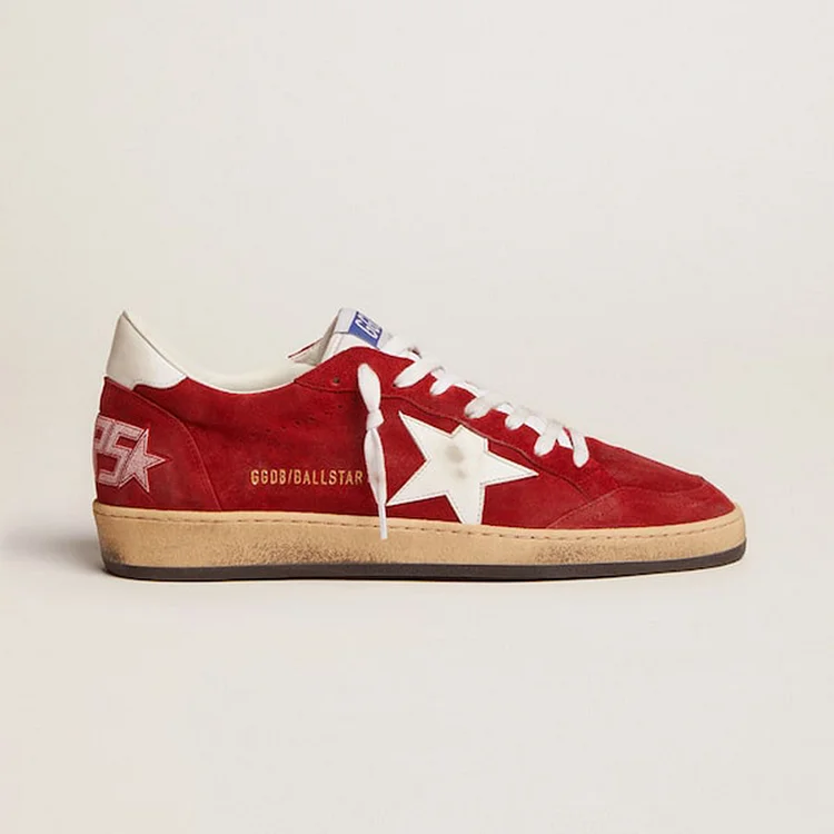 Golden Goose Ball Star Hombre de ante rojo oscuro con estrella y refuerzo del talón blancos