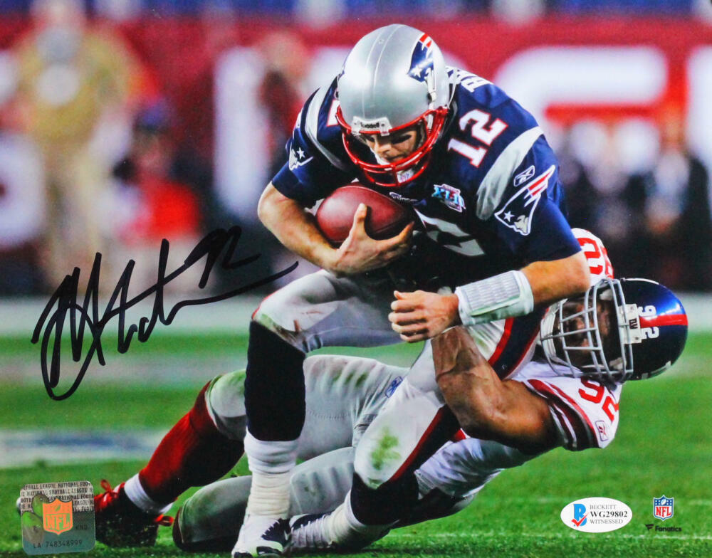 Michael Strahan Autographed NY Giants 8x10 Tackling Brady Photo Poster painting-Beckett W *Black