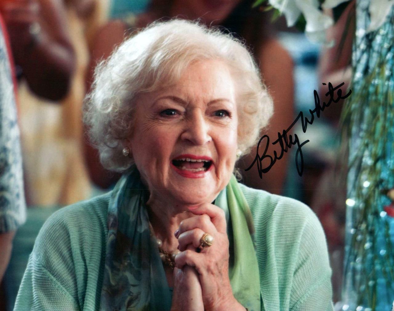 Betty White signed 8x10 autographed Photo Poster painting + COA