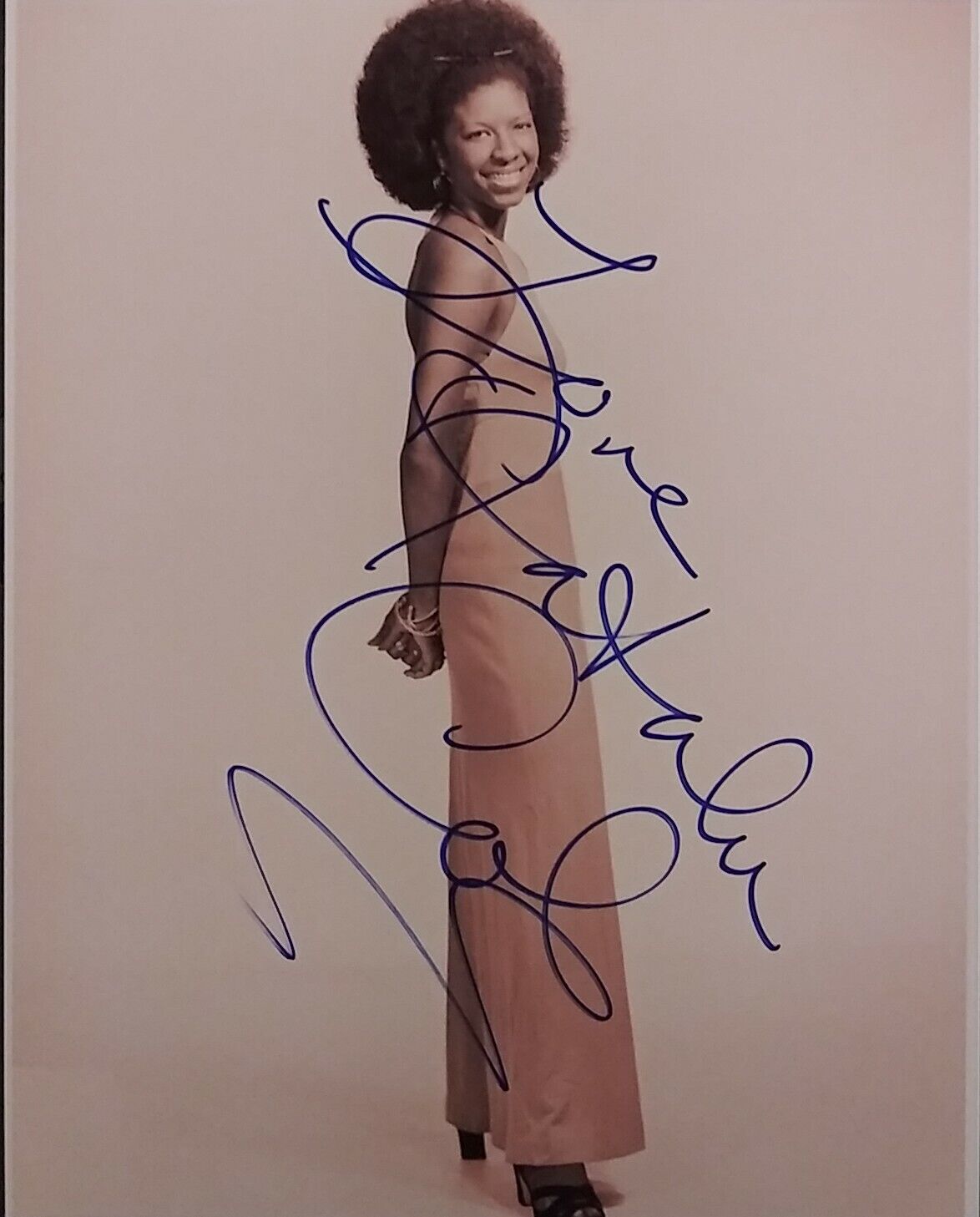 Natalie Cole signed 8x10