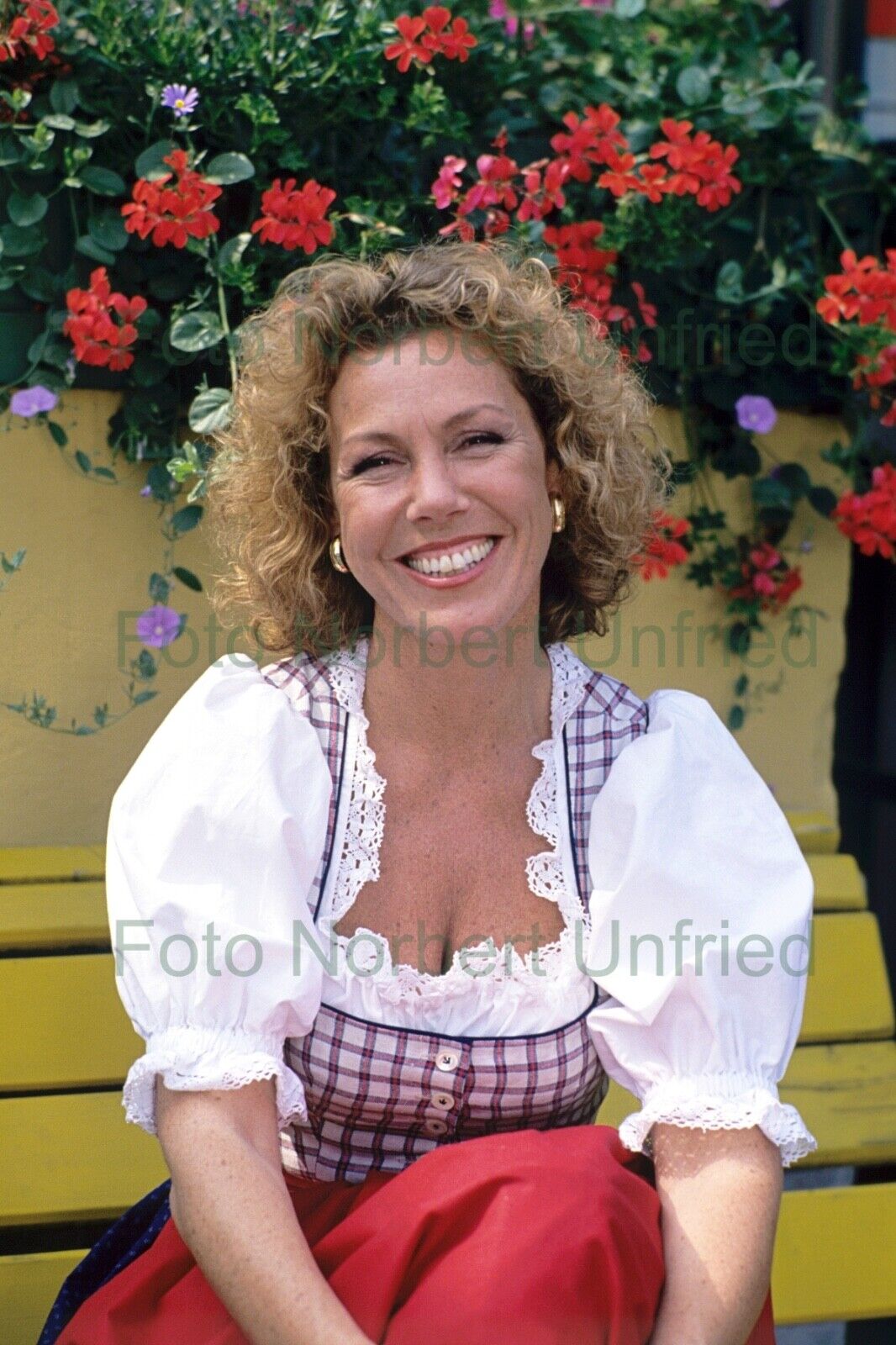 Gaby Dohm im Dirndl - Foto 20 x 30 cm ohne Autogramm (Nr 2-11