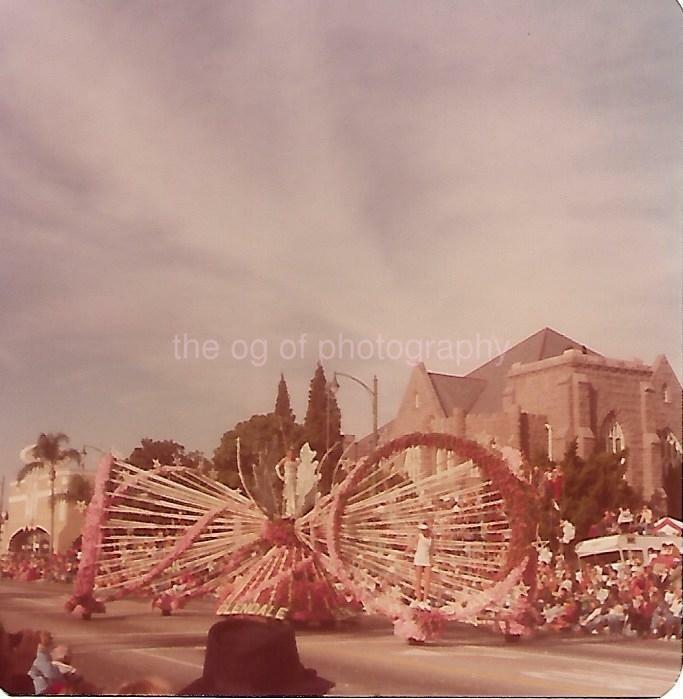 Rose Parade Float FOUND Photo Poster paintingGRAPH Color PASADENA California VINTAGE 07 20 P