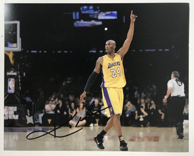 Kobe Bryant Signed Autographed Glossy 8x10 Photo Poster painting Los Angeles Lakers - COA Matching Holograms