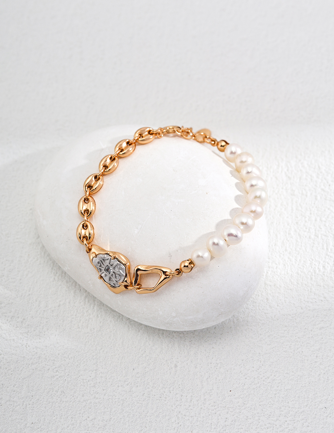 Natural pearl and zirconia bracelet