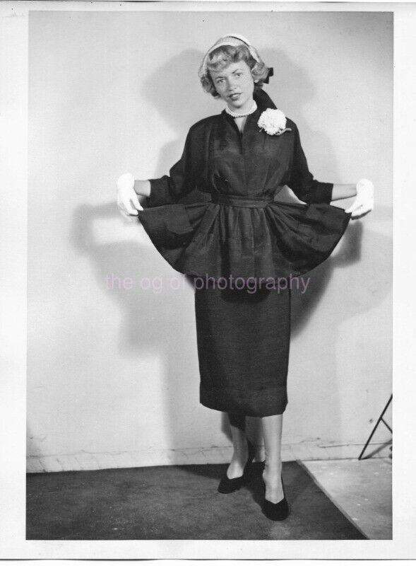 50's MATERNITY FASHION 8x10 FOUND Photo Poster painting Vintage bw PRETTY WOMAN Portrait 08 16 G