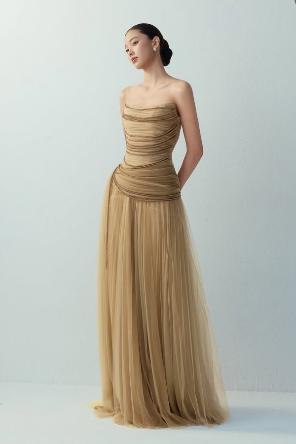 Lussooy Simple Tulle Strapless Sleeveless Pleated Floor Length Prom Dress