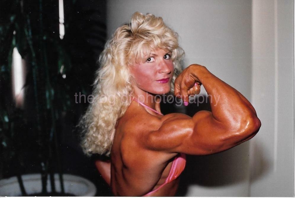 PRETTY GIRL 80's 90's FOUND Photo Poster painting Color MUSCLE WOMAN Original EN 21 40 Y