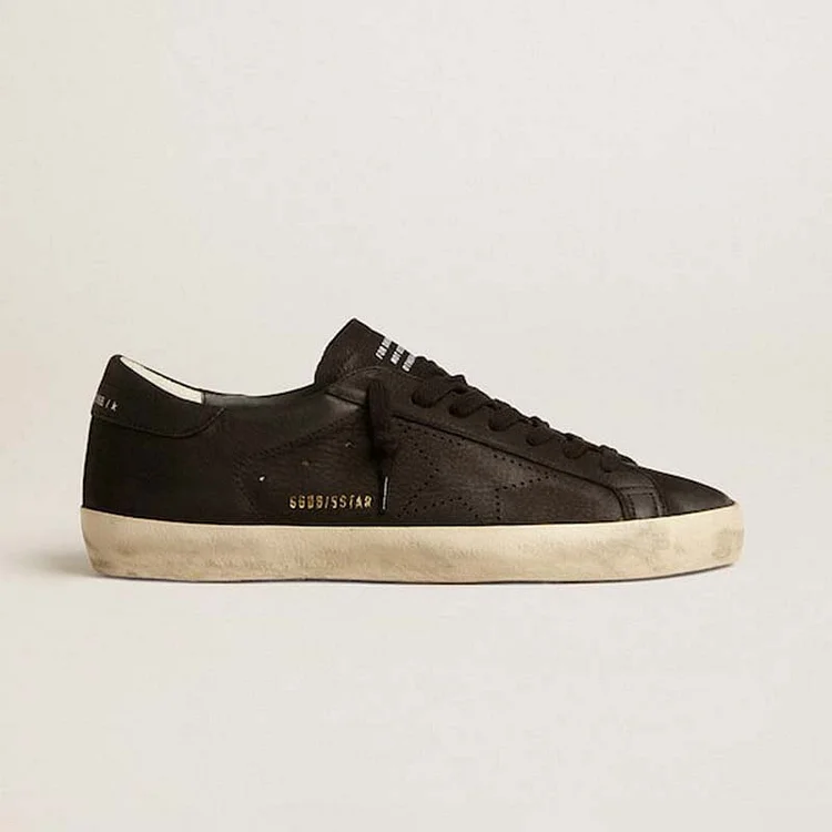 Golden Goose Super-Star Hombre de nobuck negro con estrella perforada y refuerzo del talón de nobuck negro