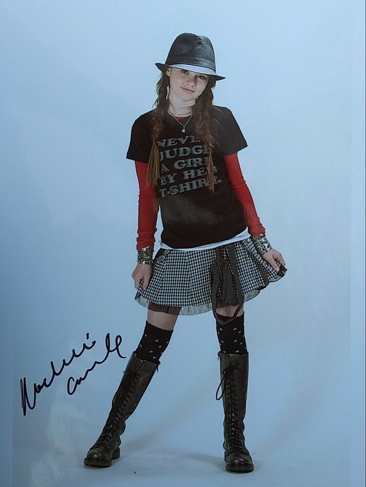 Madeline Carroll signed 8 x 10