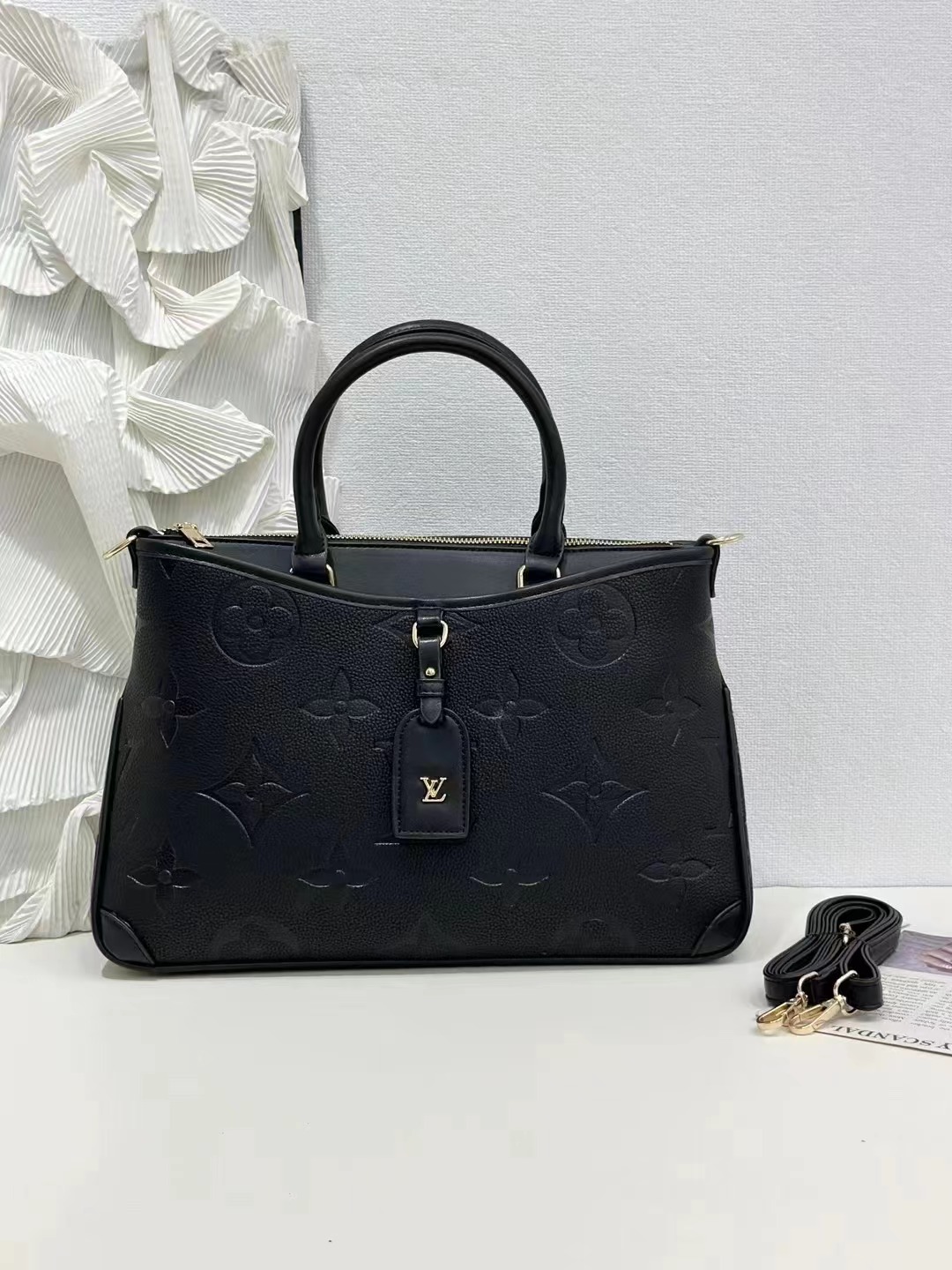 🔥🔥🔥New product launch with huge discounts 2024👜 new LV small LOGO shoulder handbag