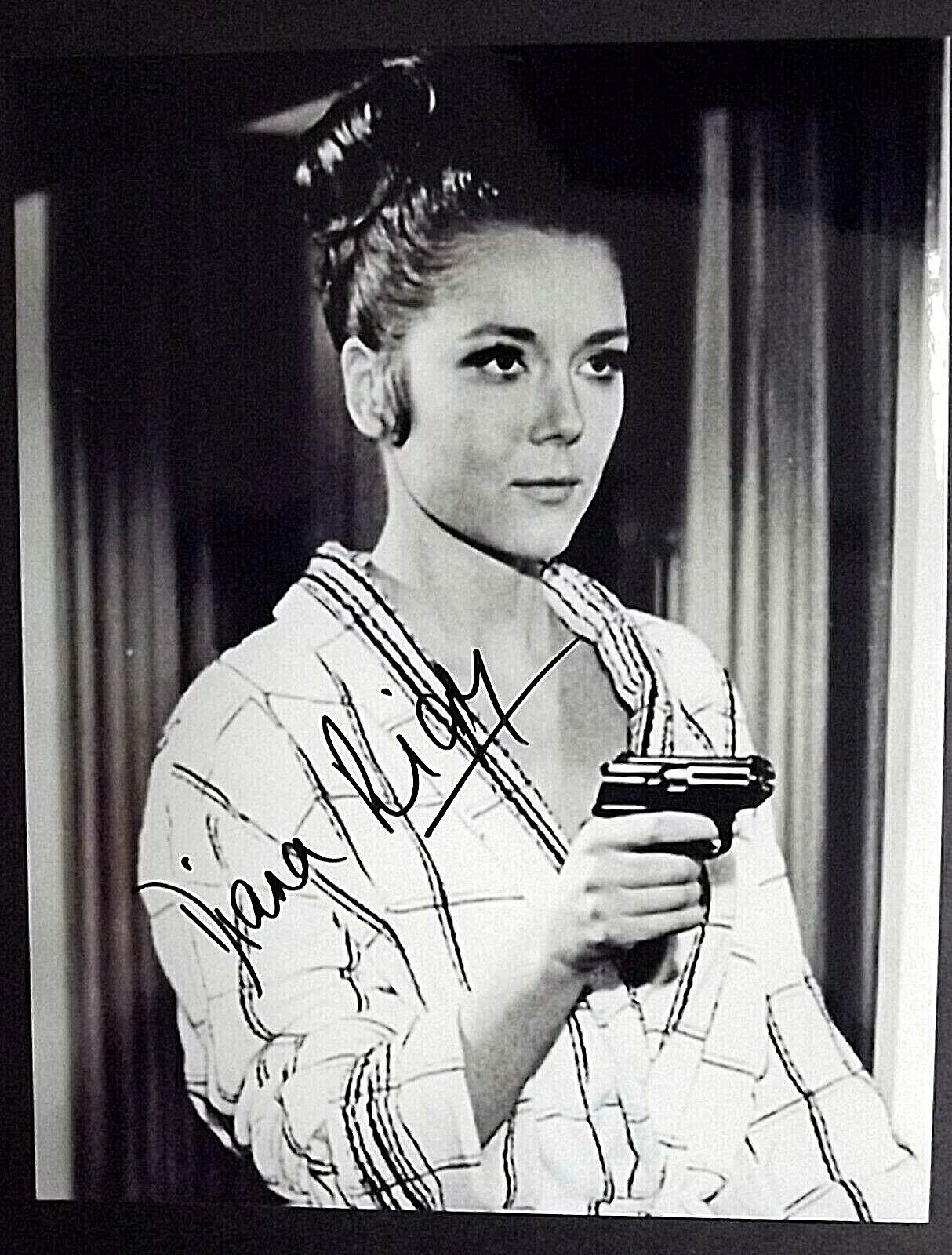 DIANA RIGG: (ON HER MAJESTY SECRET SERVICE) ORIGINAL AUTOGRAPH Photo Poster painting (CLASSIC)